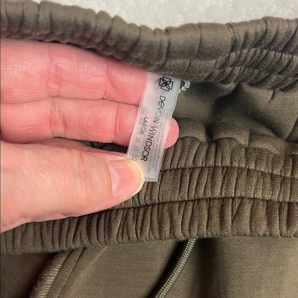 New! Devon Windsor Olive Steele Short with drawstring and pockets large - Picture 9 of 12